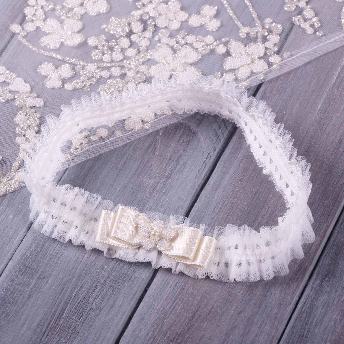 The baby headband with a bow on a wooden surface