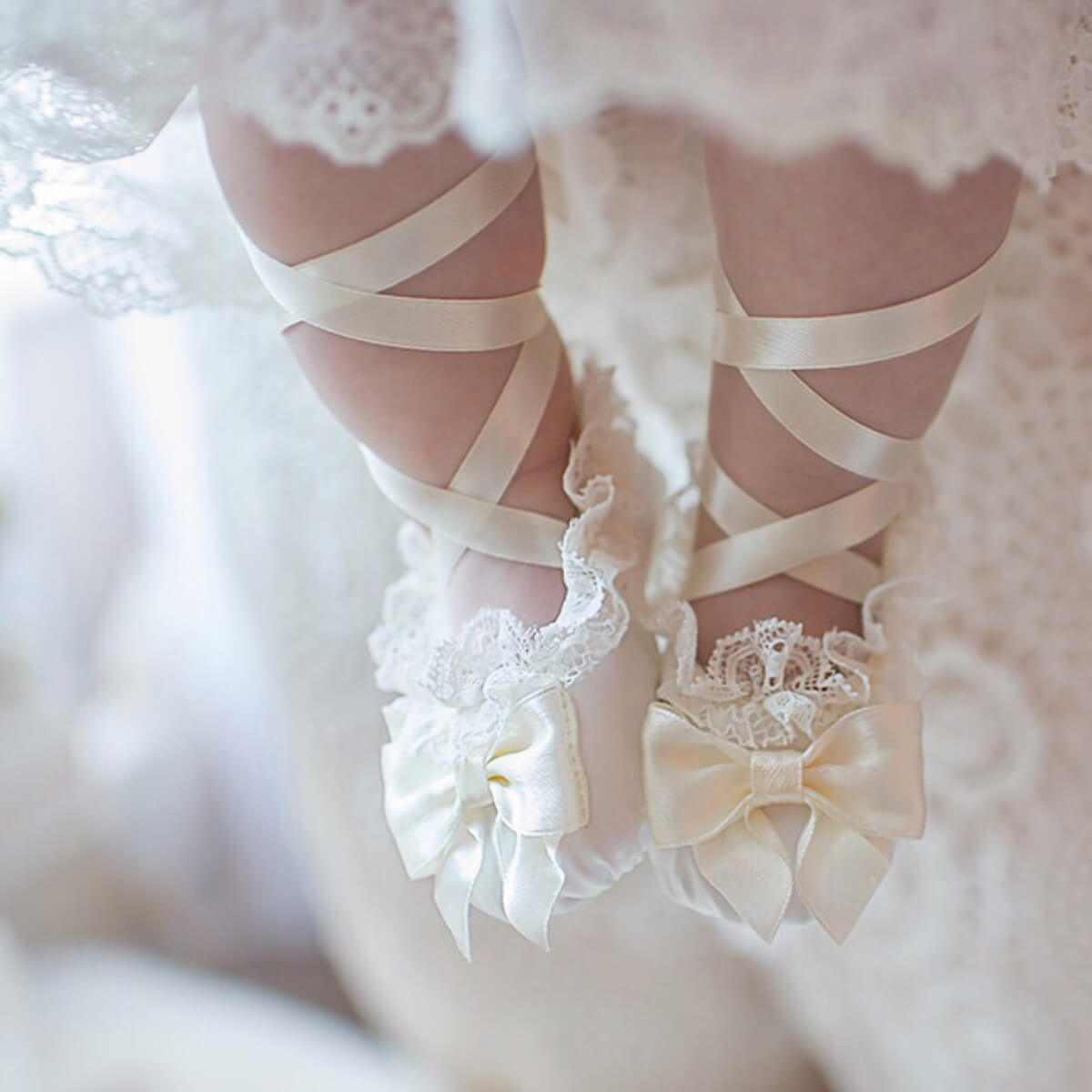 White lace booties with ribbons 