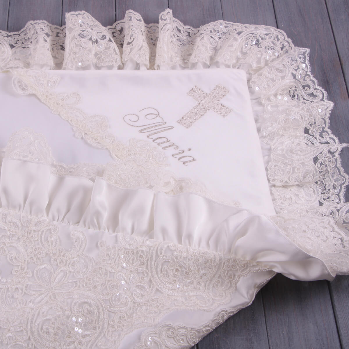 Embroidered christening blanket with lace details 